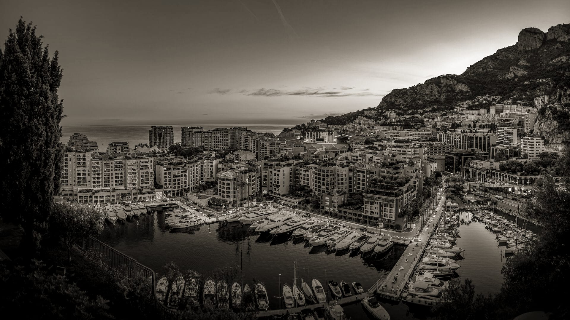 Le port de Fontvieille à Monaco au crépuscule, entre mer Méditerranée et reliefs